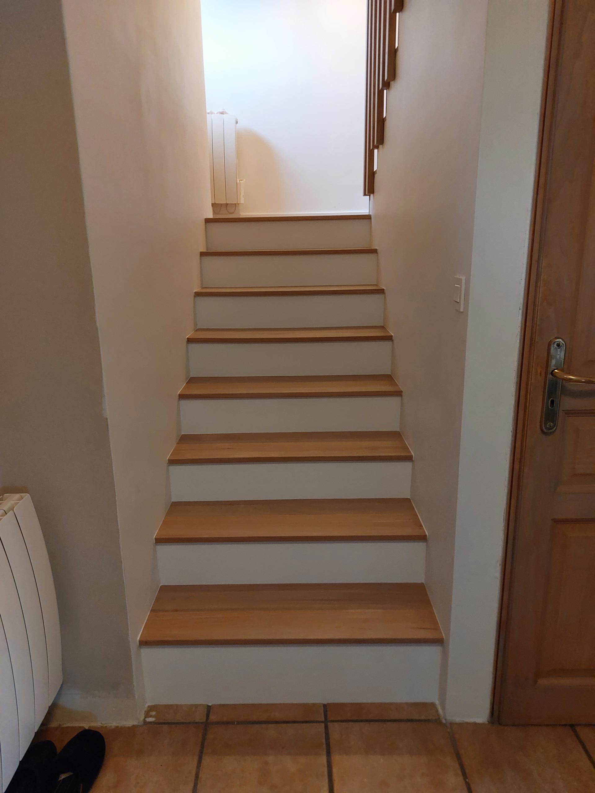 Réalisation du parquet et marches en chêne massif, contremarches en médium peint 1